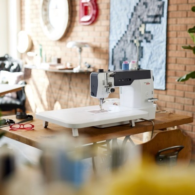 Máquina de costura Bernette B08 Straight Stitch