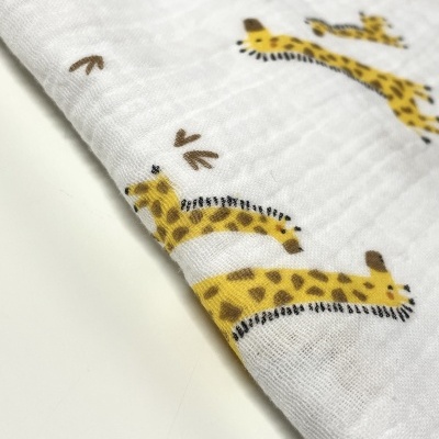 RETALHO 30CM X 140CM - MUSSELINA - GIRAFAS