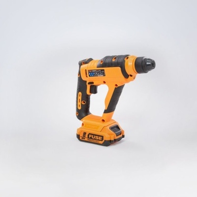 Parafusadeira elétrica a bateria amarela e preta sobre fundo branco