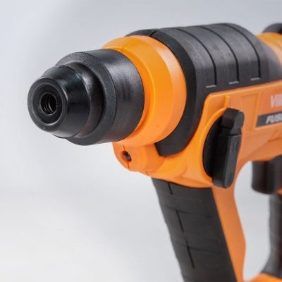 Ferramenta elétrica laranja e preta com marca Village e botão FUSE II