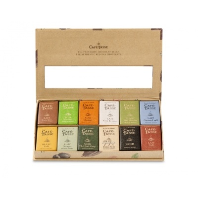 Conjunto de barras de chocolate coloridas da marca CAFÉ TASSE em caixa de cartão aberta