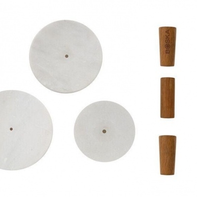 Discos brancos, peças de madeira e eixo metálico em fundo branco