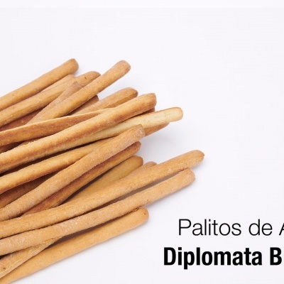 Palitos de alho dourados sobre fundo branco com texto