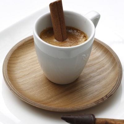 Pedaços de Cacau Paus de Canela com Chocolate para Mexer o Café Fabrico Artesanal