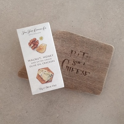 Embalagem de crackers com tábuas de madeira gravadas