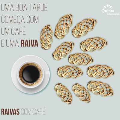 Chávena de café preto com dez bolachas cobertas com chocolate sobre fundo cinza claro e texto em português.