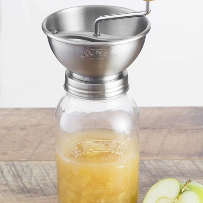Moedor manual Kilner em frasco de vidro com compota e maçã verde cortada