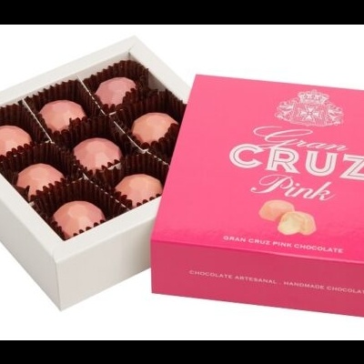 Caixa rosa com chocolates cor-de-rosa em papel castanho