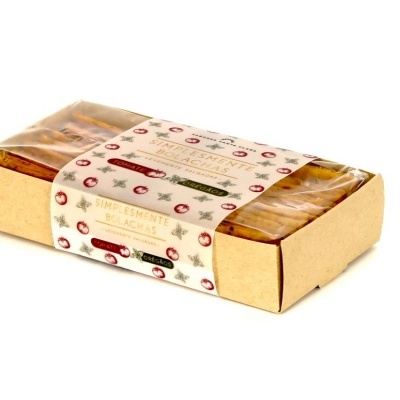 Barra de snack embalado com rótulo branco em embalagem de cartão castanho