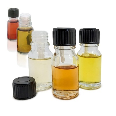 frascos pequenos de vidro com líquidos coloridos e tampas pretas