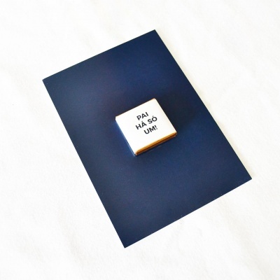 Pedaços de Cacau Postal com uma Napolitana "PAI HÁ SÓ UM" de Chocolate Negro