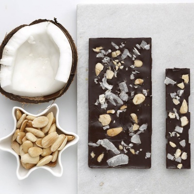 Pedaços de Cacau Chocolate Negro Côco e Amêndoa Fabrico Artesanal