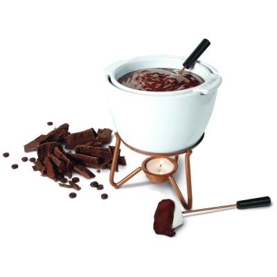 Conjunto para fondue de chocolate com panela branca e base dourada, chocolate derretido e espetos com marshmallow