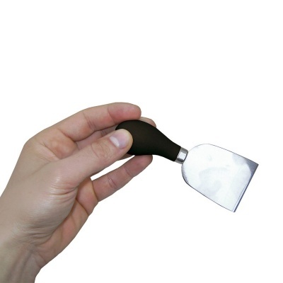 Ferramenta com lâmina metálica e cabo preto numa mão