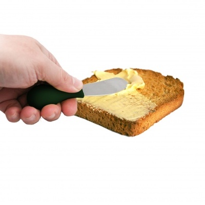 Mão a barrar manteiga em pão de forma tostado