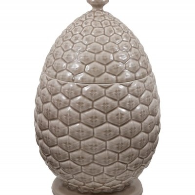 Recipiente cerâmico cinzento com padrão hexagonal em relevo e tampa com pega no topo