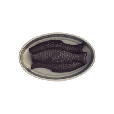 Dois doces em forma de peixe castanhos escuros numa travessa oval.