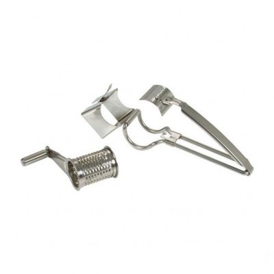 Ralador manual de metal prateado desmontado sobre fundo branco