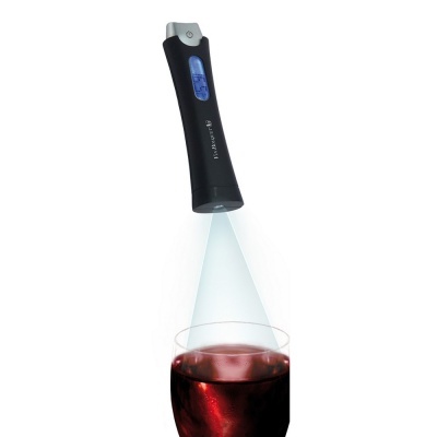 Dispositivo digital preto a medir vinho em copo de vidro