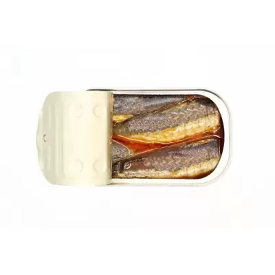 Lata de sardinhas metálica aberta com três sardinhas em óleo