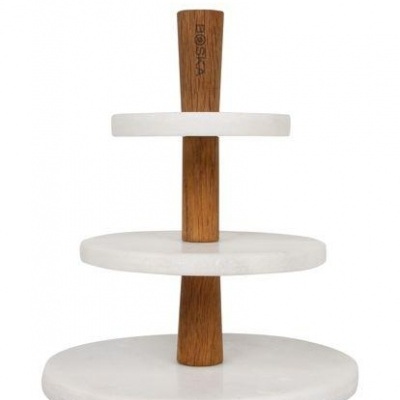 Expositor de três andares em mármore branco e madeira clara