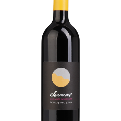 Garrafa de vinho tinto com rótulo preto e cápsula amarela