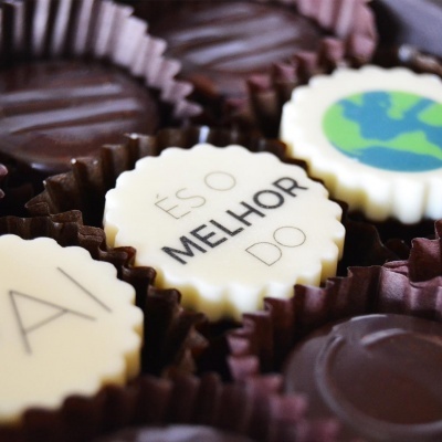 Pedaços de Cacau Caixa 9 Bombons "PAI ÉS O MELHOR DO MUNDO" de Chocolate Negro com Recheio Fabrico Artesanal