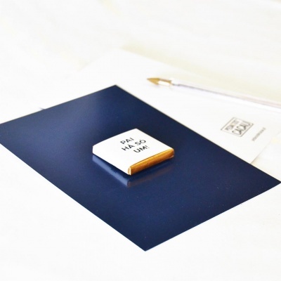 Pedaços de Cacau Postal com uma Napolitana "PAI HÁ SÓ UM" de Chocolate Negro