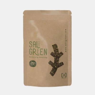 Embalagem de papel castanho com mistura de folhas verdes secas e textos SALI GREEN Naturally Healthy