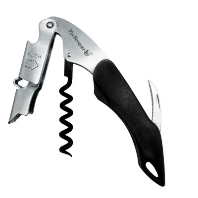 Saca-rolhas preto e aço inoxidável com alavanca e lâmina, sobre fundo branco