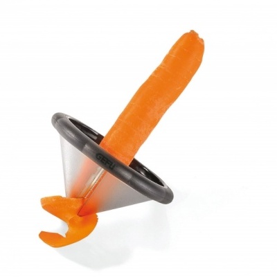 Cortador de legumes metálico com pega preta e cenoura laranja
