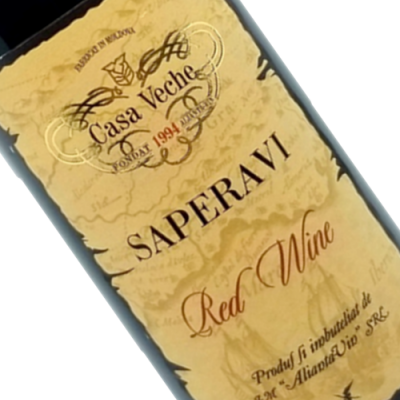 Garrafa de vinho tinto Casa Veche Saperavi com rótulo creme e texto em preto e vermelho