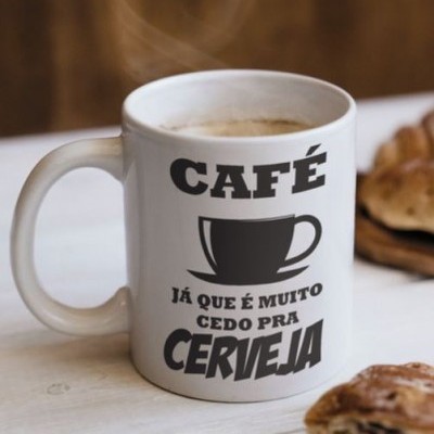 Caneca branca com texto em preto e imagem de chávena de café