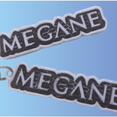 Dois porta-chaves com texto MEGANE em branco sobre tecido preto