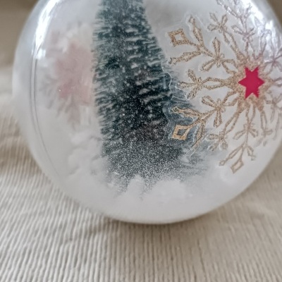 Bola de Natal transparente com árvore e floco de neve