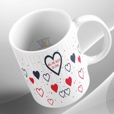 Caneca branca com corações e texto 'ALL WE NEED IS LOVE'