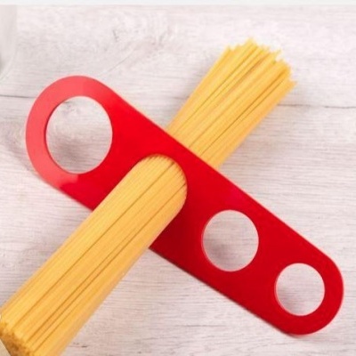 Suporte vermelho para medir porções de esparguete seco
