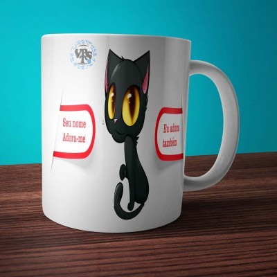 Caneca branca com ilustração de gato preto e texto em balões de fala vermelhos