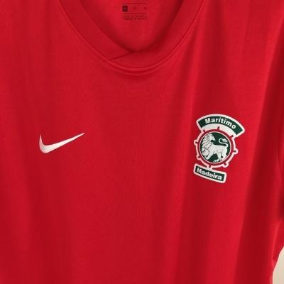 https://www.vsvintagesports.com/product/cs-maritimo-training-shirt-2021-2022-xl