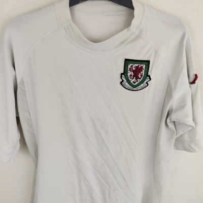 https://www.vsvintagesports.com/product/wales-away-shirt-2002-2003-xl-2