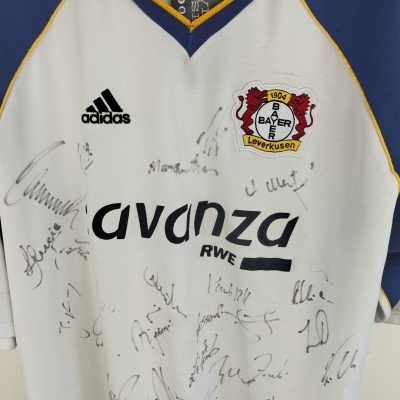 https://www.vsvintagesports.com/product/signed-fc-bayer-04-leverkusen-away-shirt-2000-2001-xxl