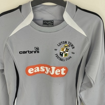 https://www.vsvintagesports.com/product/luton-town-fc-goalkeeper-shirt-2010s-xs-2