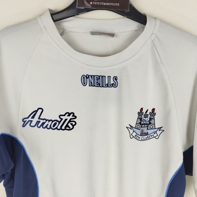 https://www.vsvintagesports.com/product/dublin-gaa-gaelic-training-shirt-jersey-2000s-youths