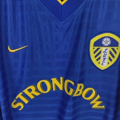 https://www.vsvintagesports.com/product/leeds-united-fc-away-shirt-2001-2003-xl