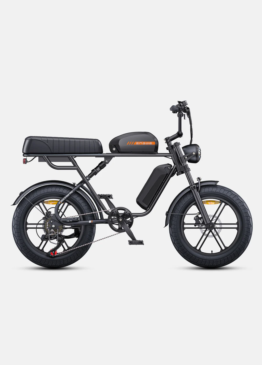 Engwe M1 Bicicleta elétrica urbana preta com assento longo e texto ENGWE laranja no tanque