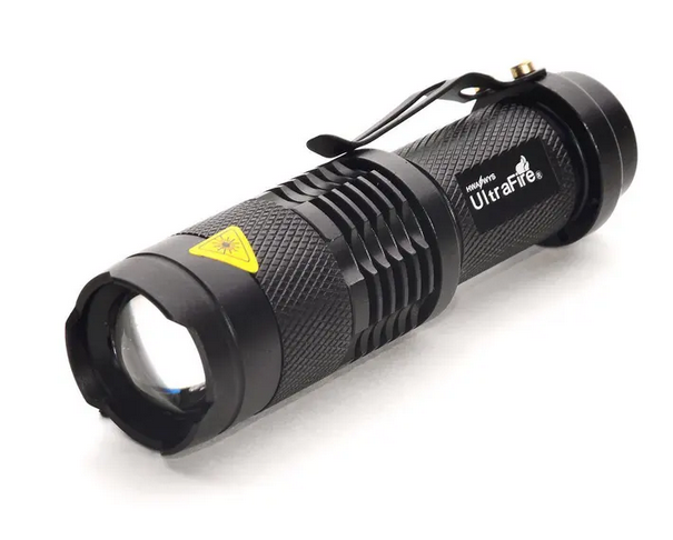 Lanterna Pro UltraFire SK68 300 Lumens 100 original Lanterna preta NiteHawk UltraFire em metal com textura antiderrapante