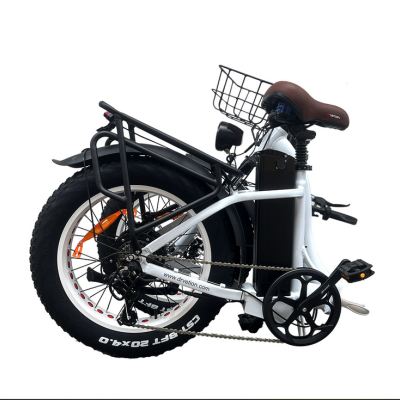 Bicicleta elétrica dobrável branca com pneus grossos, banco castanho e cesta metálica