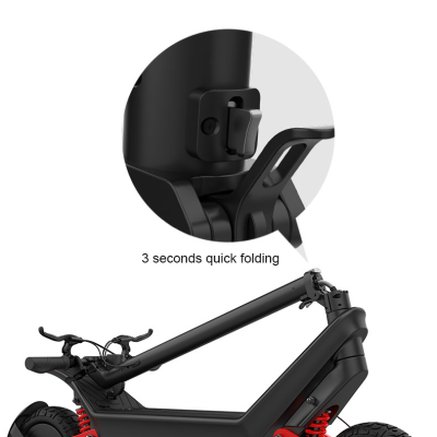 Trotinete elétrica preta e vermelha dobrável com texto sobre facilidade de dobragem.