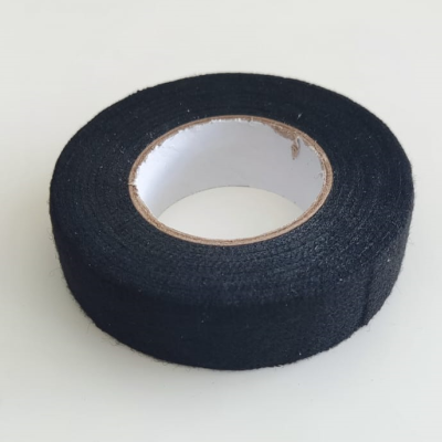 Rolo de fita adesiva preta com textura têxtil