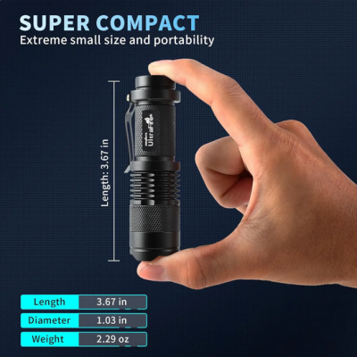 Lanterna LED preta compacta Ultrafire segurada por uma mão